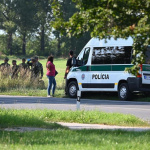 Policajti prehľadávali okolie cesty od Leopoldova na Hlohovec. | Zdroj: TASR, Lukáš Grinaj