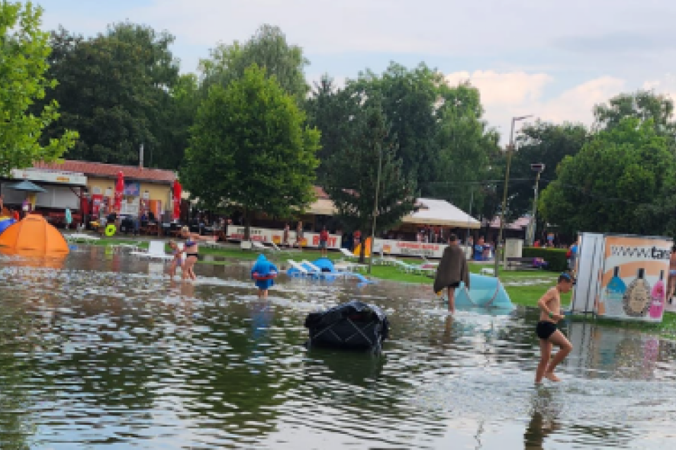 Zaplavené kúpalisko Veľký Meder | Zdroj: imeteo.sk