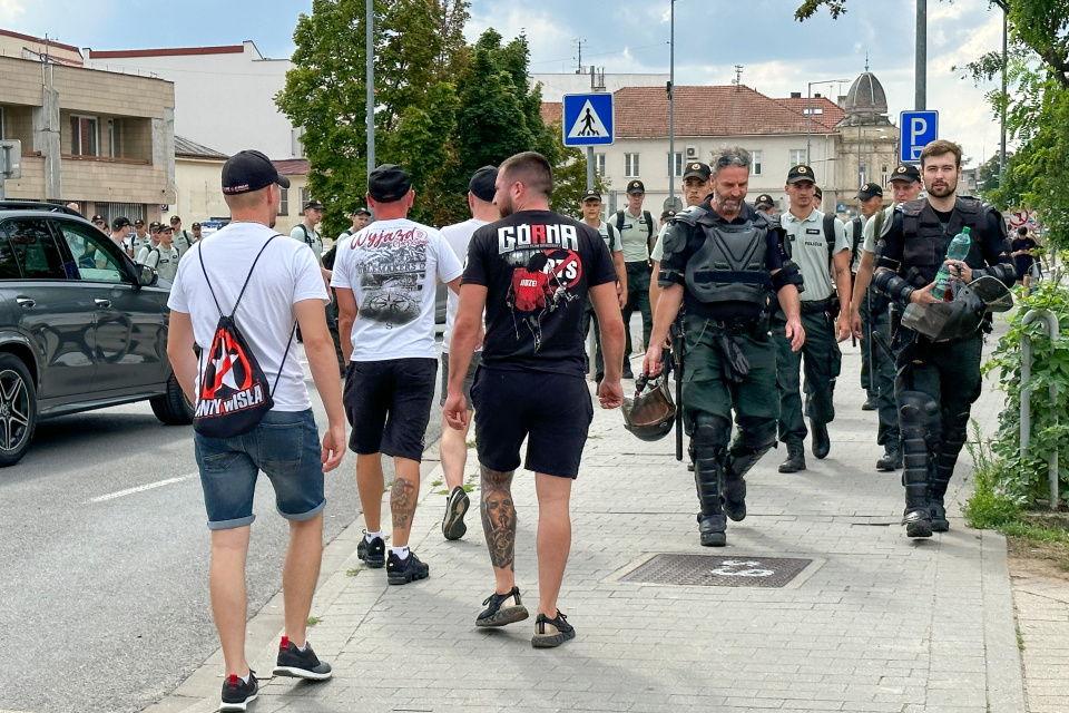 Fanúšikovia Lechu a prichádzajúca polícia. | Foto: red.