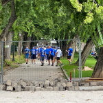 Fanúšikovia Lechu prechádzajúci cez Ružový park. | Foto: Pavol Holý