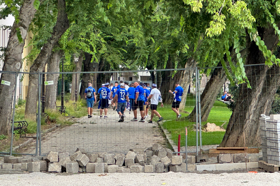 Fanúšikovia Lechu prechádzajúci cez Ružový park. | Foto: Pavol Holý