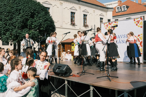 Krátko po 10. hodine žije centrum Trnavy folklórom. | Foto: Dušan Vančo