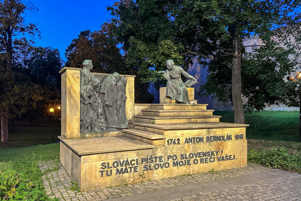 Iluminácia Pamätníka A. Bernoláka. | Foto: Pavol Holý, Trnavské rádio