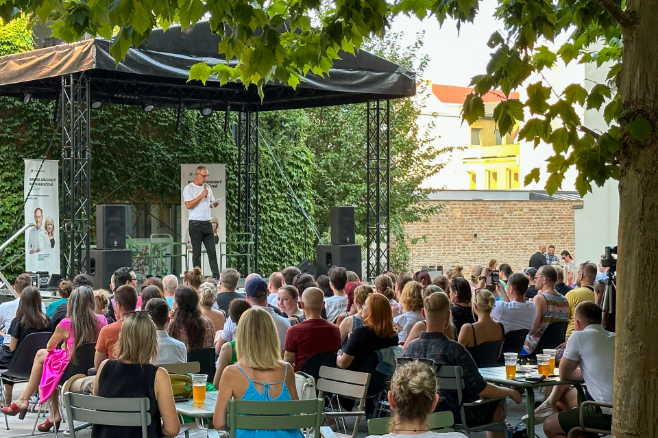 Diskusia na Nádvorí. | Foto: Pavol Holý, Trnavské rádio