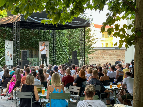 Diskusia na Nádvorí. | Foto: Pavol Holý, Trnavské rádio