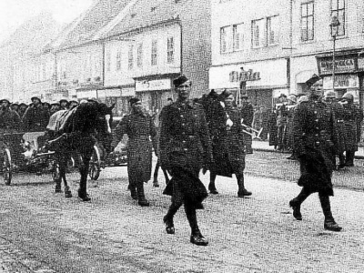 Tmavská posádka na Hlavnej ulici v Trnave v roku 1942. (ilustračné) | Zdroj: J. Hloben