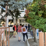 Rodičia čakajú na svoje deti pred školou na Gorkého v Trnave | Zdroj: Zuzana Nováková, Trnavské rádio