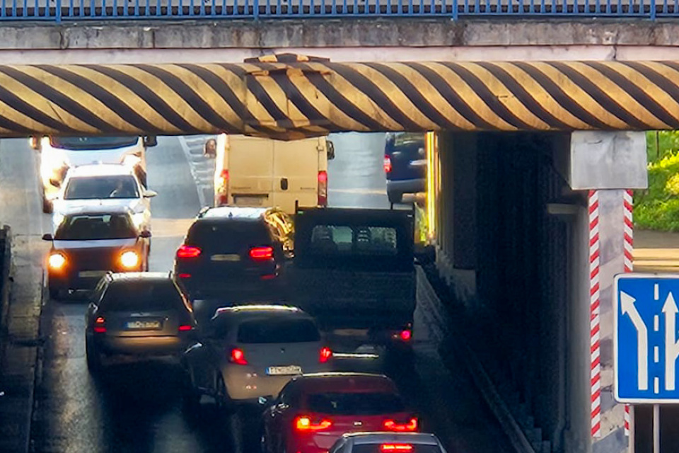 Pokazené auto pod železničným mostom - Dohnányho ul. Trnava. | Zdroj: PB