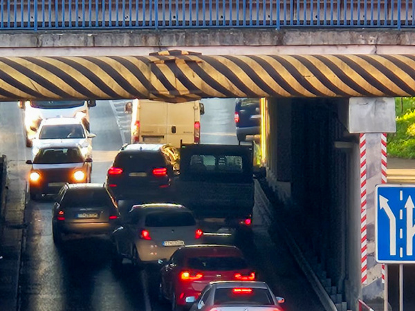 Pokazené auto pod železničným mostom - Dohnányho ul. Trnava. | Zdroj: PB