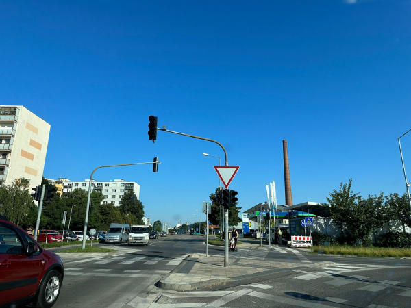 Semafor na križovatke Hospodárska / Zelený kríček je už vypnutý. | Zdroj: red.