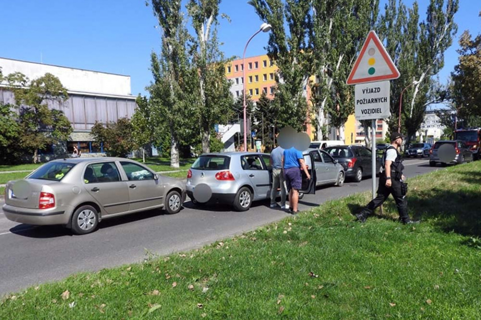 Nehoda na Rybníkovej ulici v Trnave. | Zdroj: KR PZ TT
