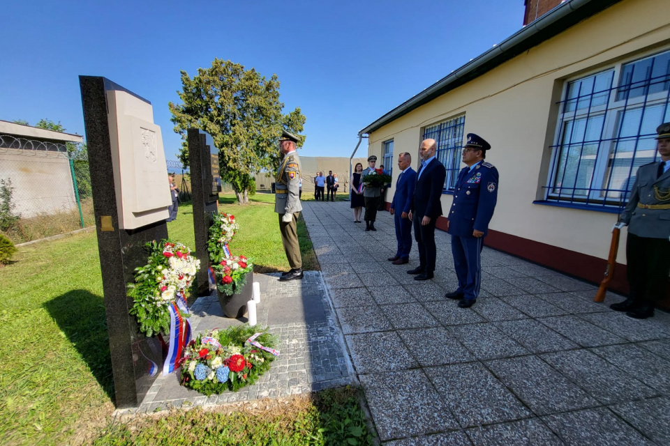 V Piešťanoch je pamätné miesto venované letcom pôsobiacim v čs. zahraničnom a domácom odboji v rokoch 1939 – 1945 a generálmajorovi in memoriam Ottovi Smikovi. | Foto: MOSR