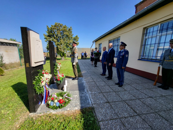 V Piešťanoch je pamätné miesto venované letcom pôsobiacim v čs. zahraničnom a domácom odboji v rokoch 1939 – 1945 a generálmajorovi in memoriam Ottovi Smikovi. | Foto: MOSR