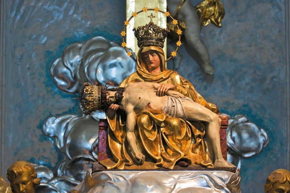 Socha Sedembolestnej Panny Márie nad oltárom v národnej bazilike v Šaštíne. | Zdroj: cyril-methodius.cz