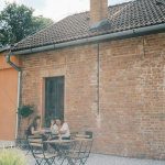 Café Kispest s vnútornou terasou, z ktorej je výhľad na historickú budovu. | Foto: Dušan Vančo