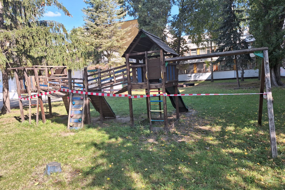 Preliezka nefunguje | Zdroj: Základná škola Smetanov háj Dunajská Streda