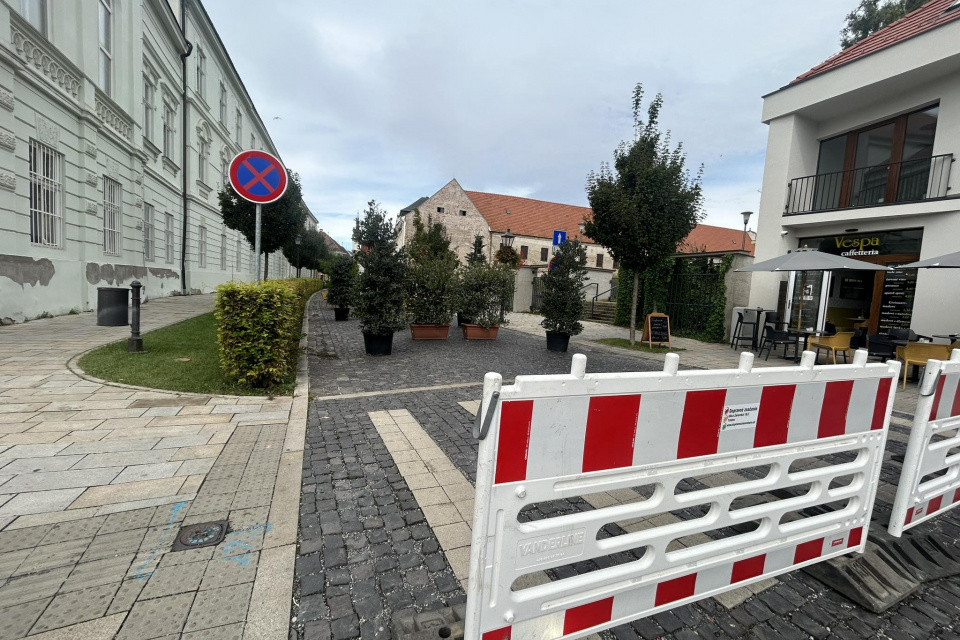 Park od vozovky oddeľuje prenosný plot | Zdroj: Karin Talajková, Trnavské rádio