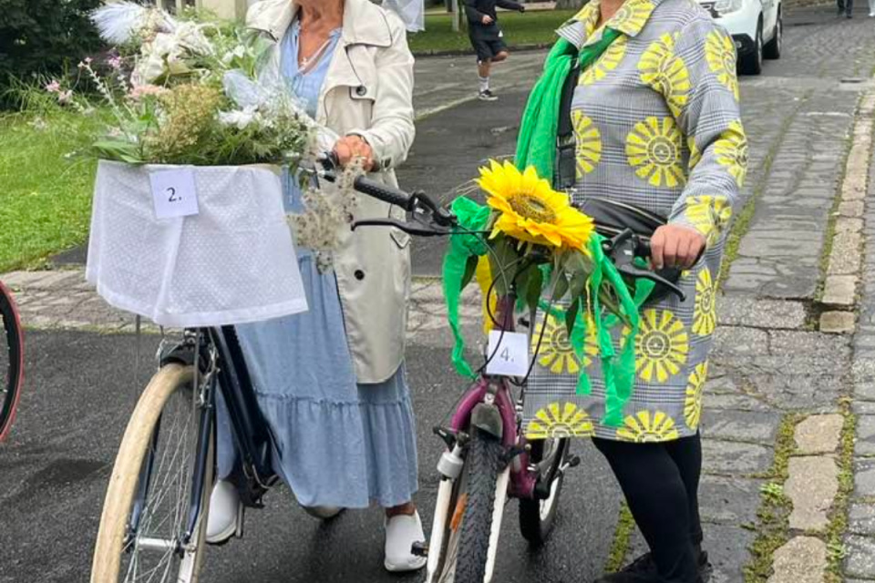Kvetinového sprievodu sa zúčastnili aj dámy s tematickou výzdobou na bicykloch. | Foto: Marta Kohutova, MP - TNzP, fb