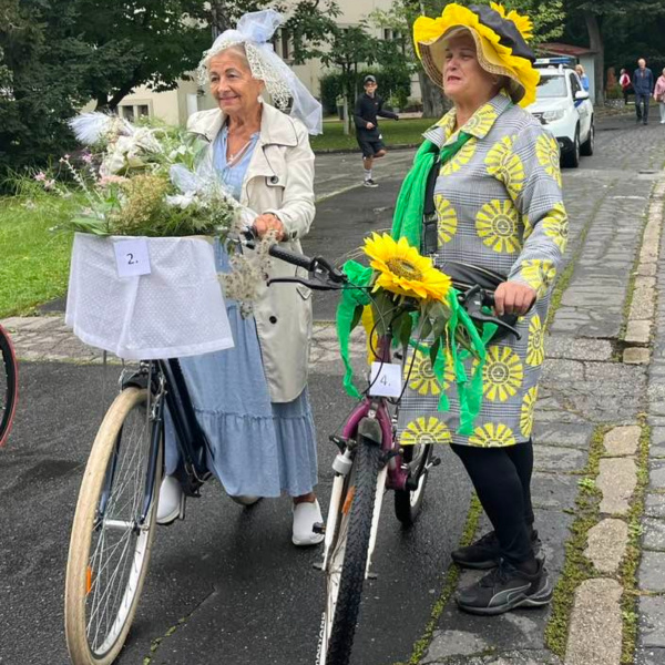 Kvetinového sprievodu sa zúčastnili aj dámy s tematickou výzdobou na bicykloch. | Foto: Marta Kohutova, MP - TNzP, fb