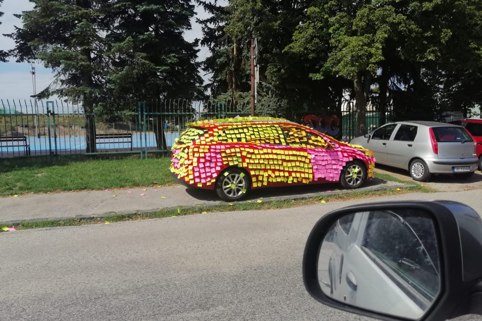 Parkovanie na chodníku | Zdroj: FB Ladislav Beňo