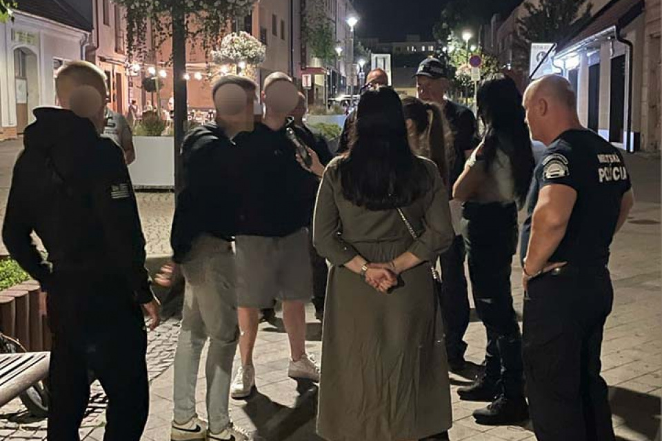 Policajti v uliciach Hlohovca. | Zdroj: KR PZ TT