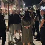 Policajti v uliciach Hlohovca. | Zdroj: KR PZ TT