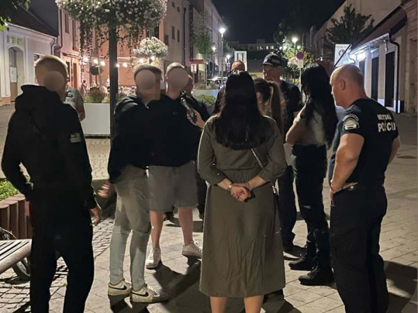 Policajti v uliciach Hlohovca. | Zdroj: KR PZ TT