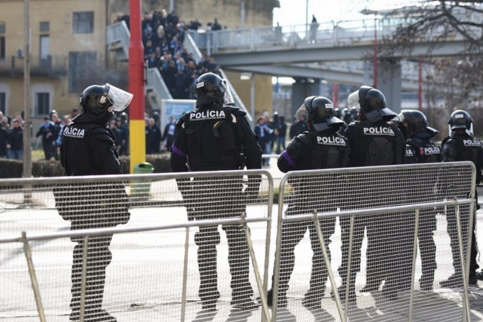 Polícia už tradične dáva pozor aj v okolí trnavskej stanice  | Foto: TASR, Lukáš Grinaj