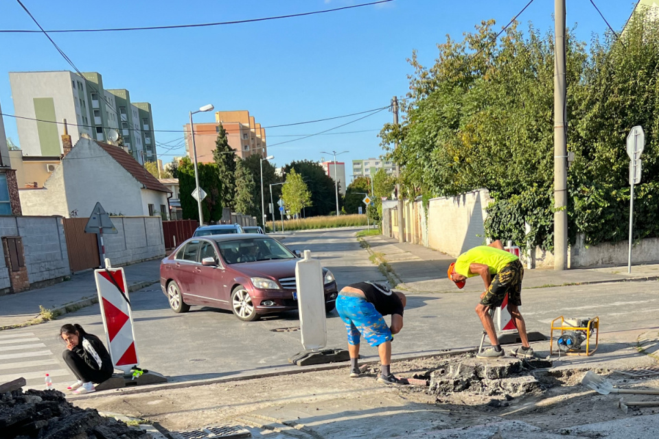 Práce na Sasinkovej ulici v Trnave. | Foto: Gabriel Kleiman