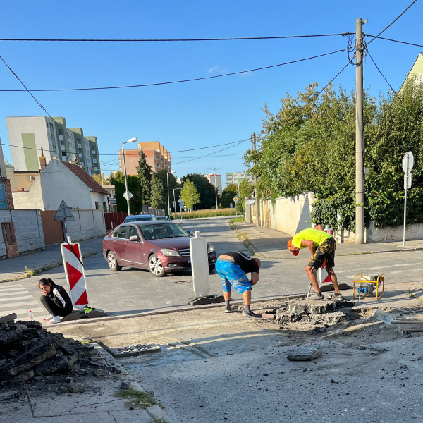 Práce na Sasinkovej ulici v Trnave. | Foto: Gabriel Kleiman