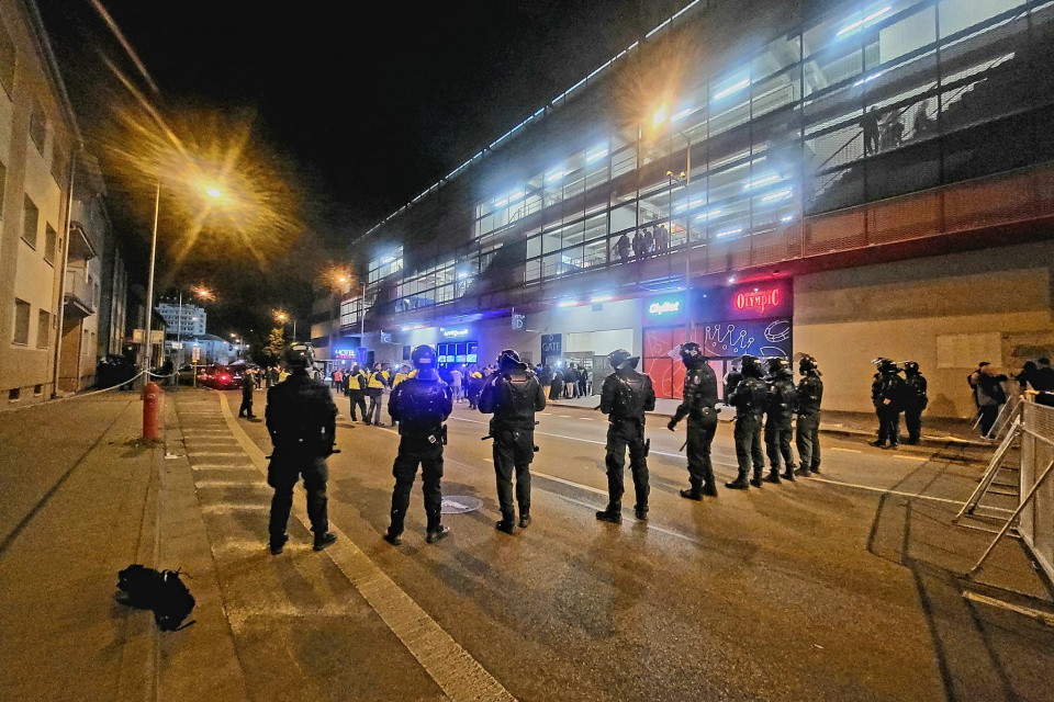 Policajti dávali pozor pred zápasom aj počas neho | Zdroj: Polícia SR - Trnavský kraj