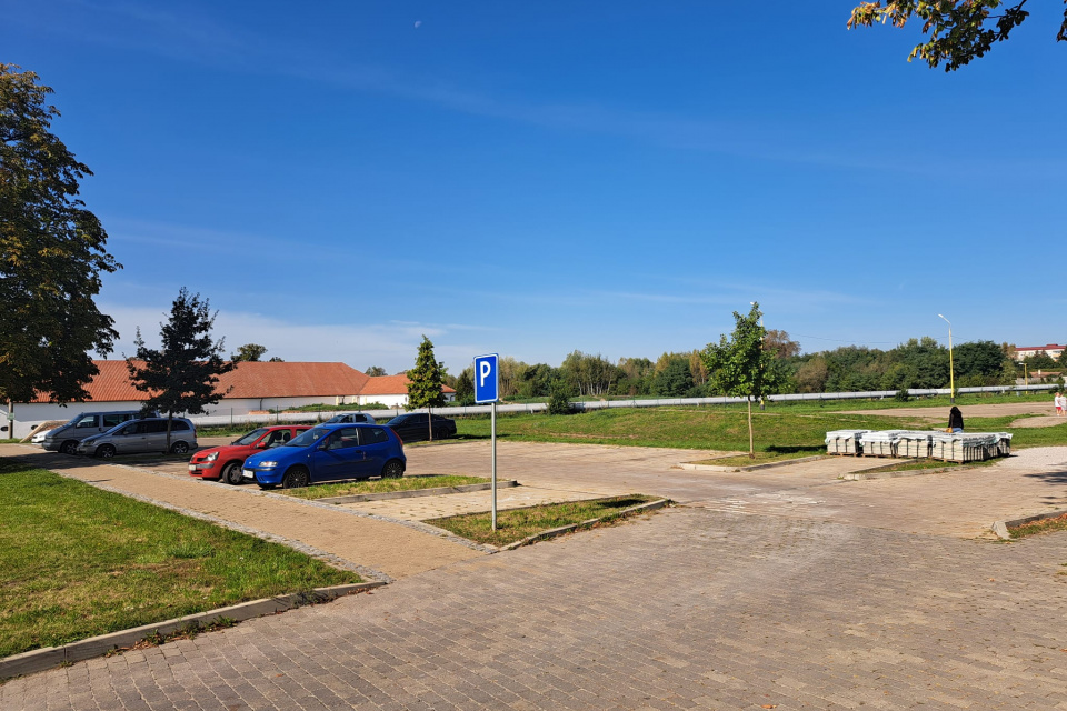 Dotknuté parkovisko v Holíči | Zdroj: Fb Holíč