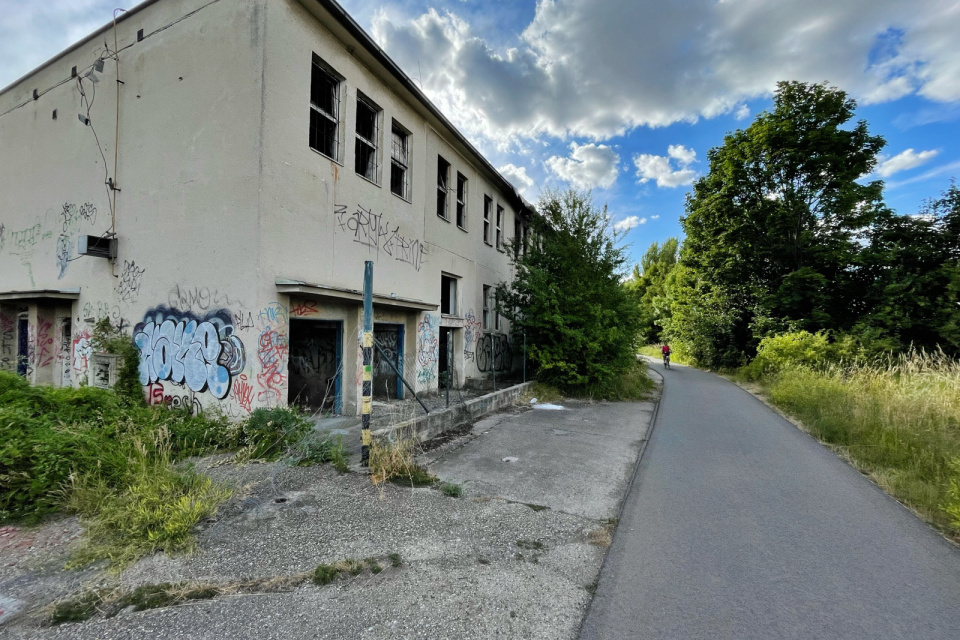 Budovy bývalého depa sú už roky v nelichotivom stave | Foto: Pavol Holý, Trnavské rádio