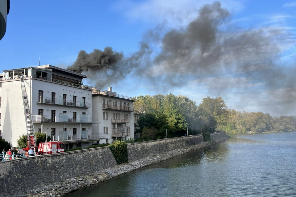 Hotel Pavla vedľa kolonádoveho mosta horí. | Foto: Pavol Jurák, Trnavské rádio