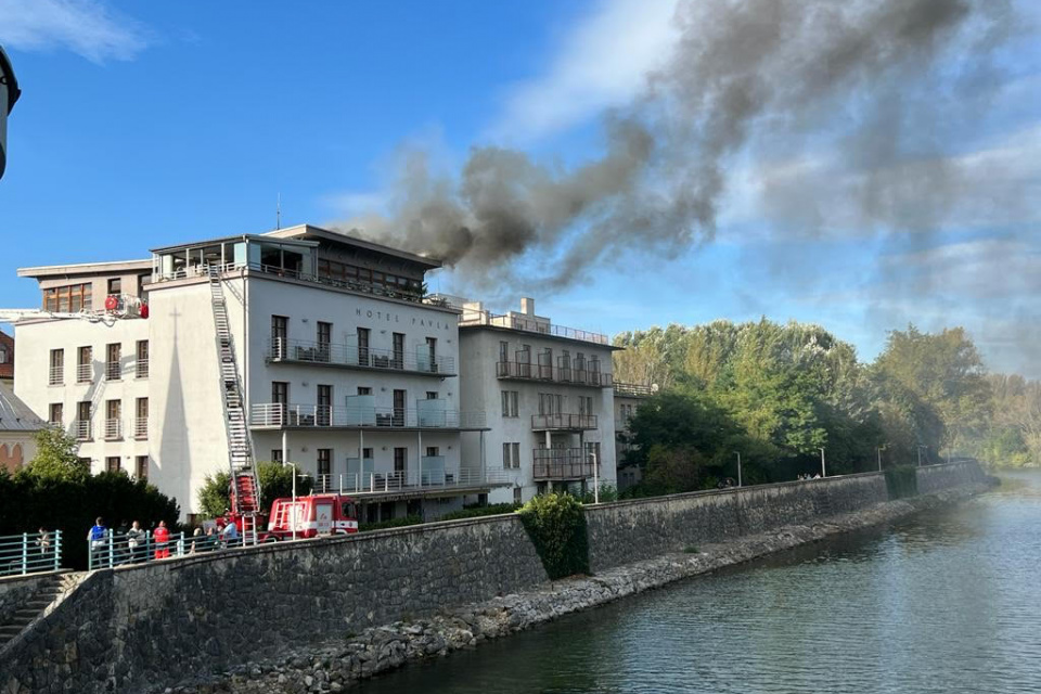 Z hotela sa valil čierny dym | Foto: Pavol Jurák, Trnavské rádio