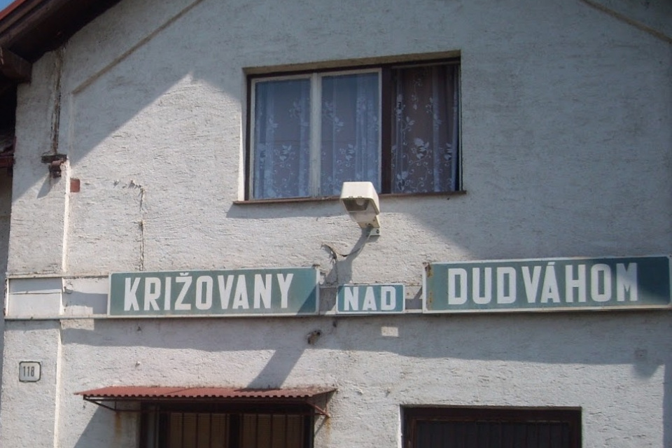 Starý nápis na železničnej budove, Stanica Križovany nad Dudváhom | Zdroj: railwaystations.blogspot.com