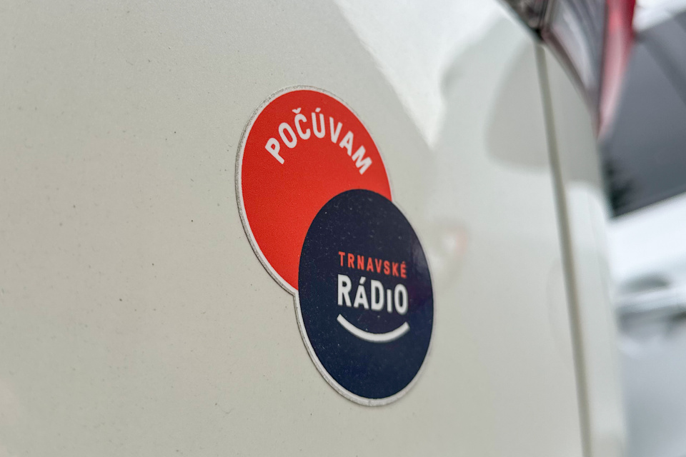 Samolepka Počúvam Trnavské rádio. Aj takto môžete hrdo ukázať, že počúvate Trnavské rádio. | Foto: red.