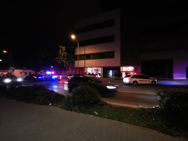 Na mieste sú policajti | Zdroj: Zuzana Benková, Trnavské rádio