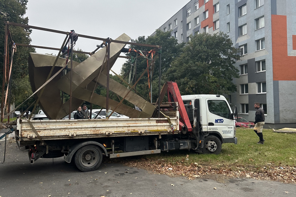 Socha pricestovala na nákladnom aute v plnej sile | Zdroj: Zaži v Trnave