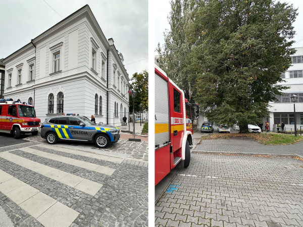 Hasiči a polícia pred Okresným a Krajským súdom v Trnave. | Foto: Pavol Holý, Trnavské rádio