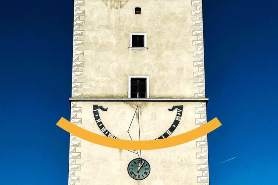 Slnečné hodiny na mestskej veži v Trnave sú aj základom loga Trnavského rádia. Na náš kraj sa stále usmievajú. | Foto: red.