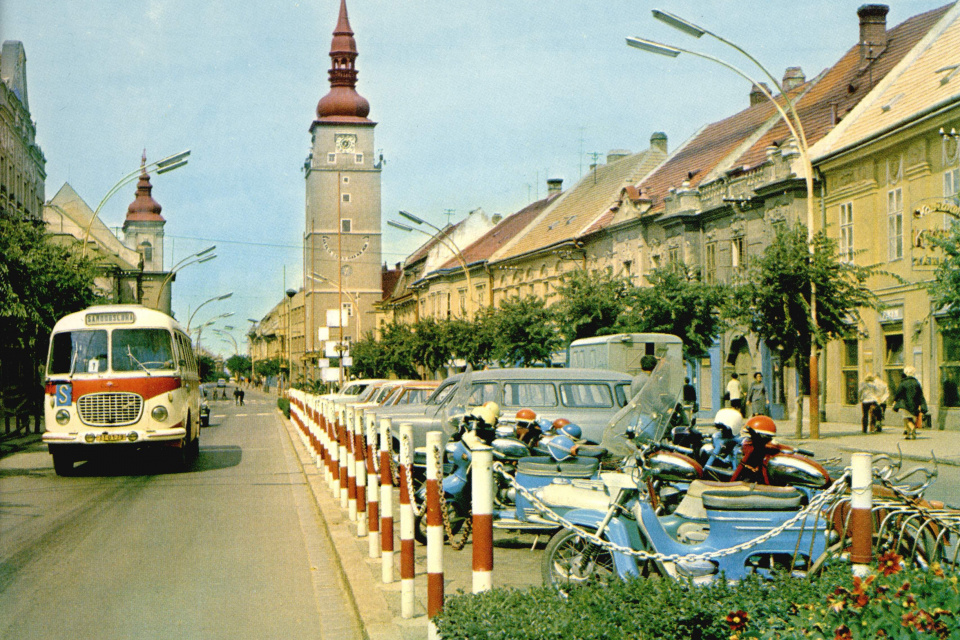 Zaparkované autá na Hlavnej | Zdroj: MVSR, Štátny archív v Trnave
