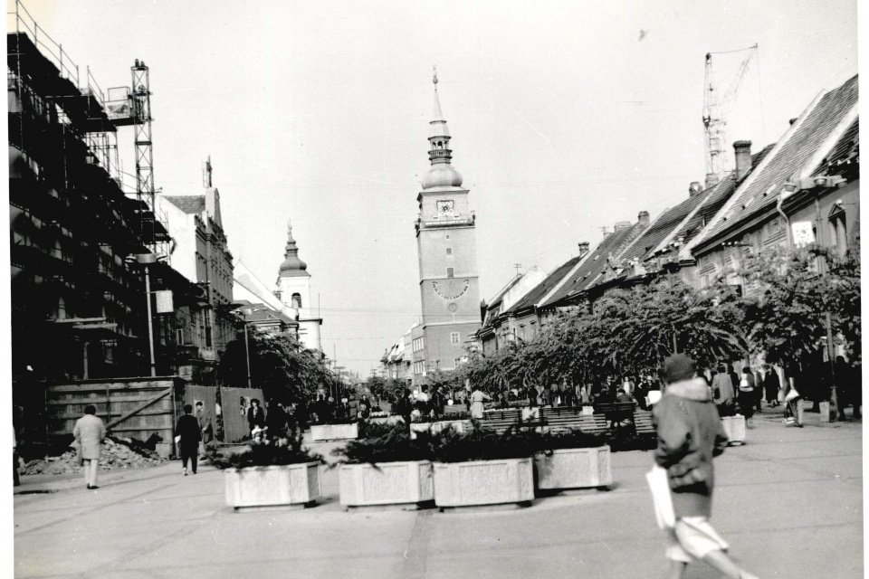V pozadí sa pýši Mestská veža | Zdroj: MVSR, Štátny archív v Trnave