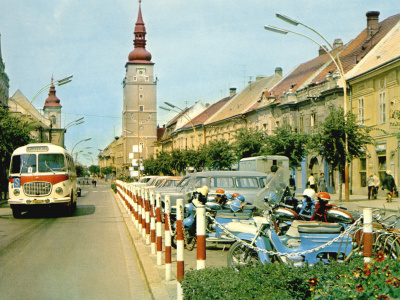 Zaparkované autá na Hlavnej | Zdroj: MVSR, Štátny archív v Trnave