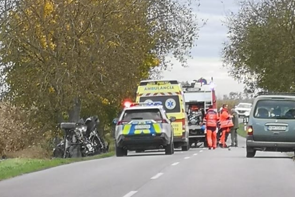 Z nabúraného auta ostali len kusy šrotu. Vyhasnúť mali životy dvoch mužov vo veku 41 a 47 rokov. | Foto: Viktor Sooky, fb