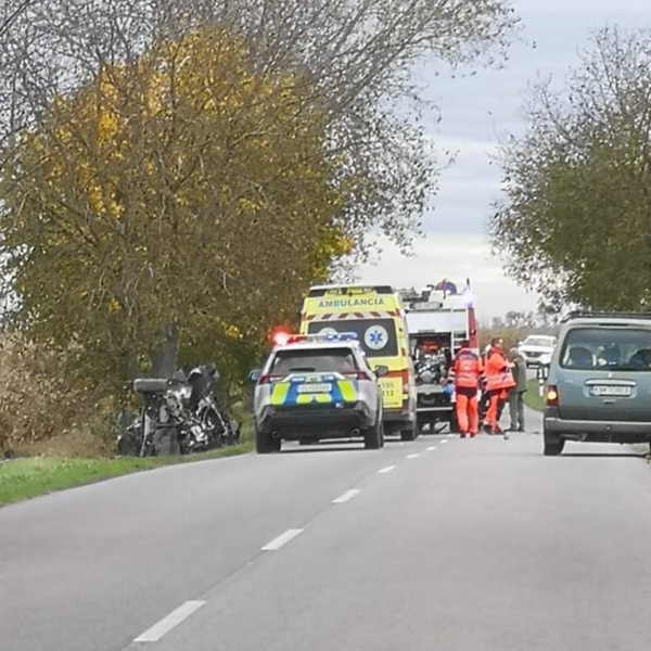 Z nabúraného auta ostali len kusy šrotu. Vyhasnúť mali životy dvoch mužov vo veku 41 a 47 rokov. | Foto: Viktor Sooky, fb