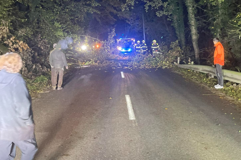 Hasiči odstránili prekážky za necelú hodinu od ich nahlásenia. | Foto: Hasiči Dobrá Voda