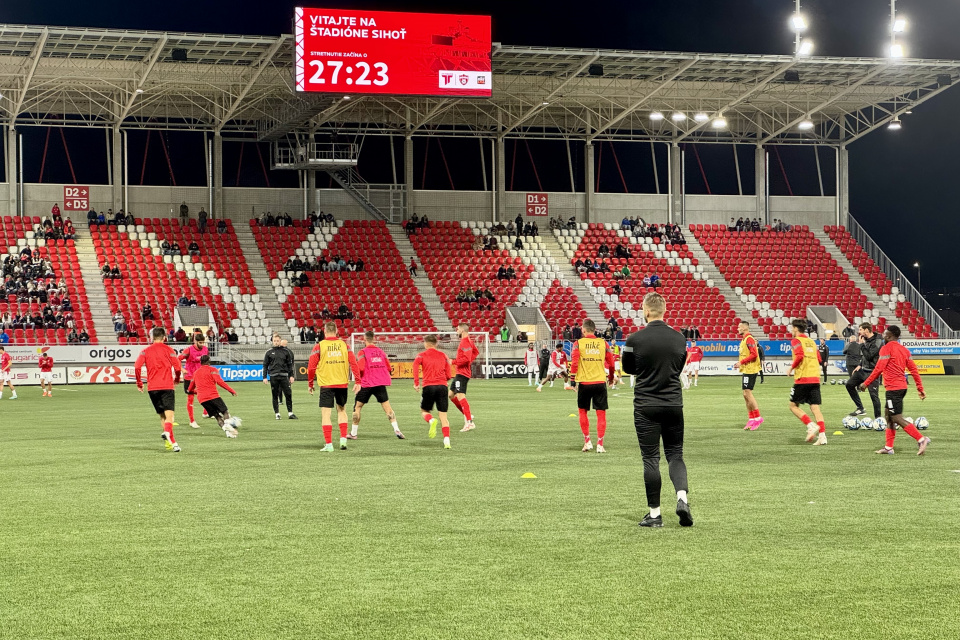 Trnavské rádio v Trenčíne. Sledujeme rozcvičku Bílych Andelov. | Foto: pj, Trnavské rádio