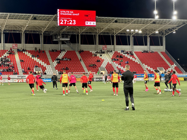 Trnavské rádio v Trenčíne. Sledujeme rozcvičku Bílych Andelov. | Foto: pj, Trnavské rádio