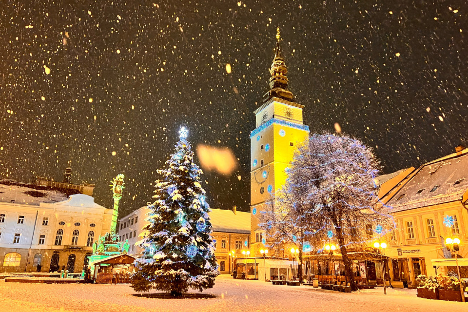 Vianočný stromček na Trojičnom námestí | Zdroj: archív Trnavského rádia
